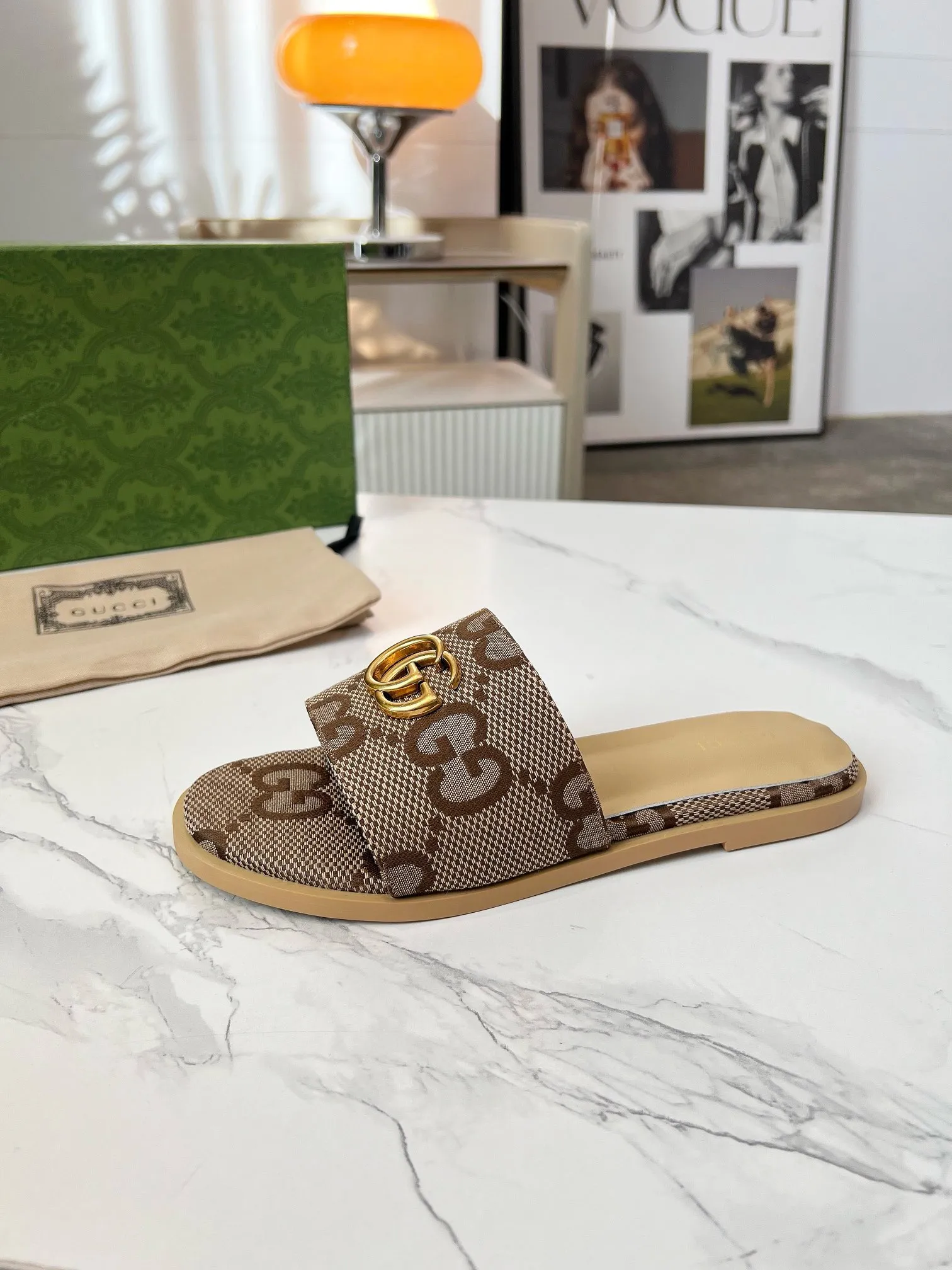 👟👟Ex-factory price 380👟👟 GUCCl 2025 spring and summer new style casual interlocking double G sandals for women. This piece is from the Gucci Lido collection, and its design is inspired by the summer style and beach clubs of the Italian coast. Archive designs from the 1970s infuse the brand with glory. Get inspired by this iconic era. The "Gucci March of Love" series continues to explore the aesthetic connotation of the brand's archived logos in a new way, while at the same time embracing the classic elegance and charm. Code Number: 35-43#